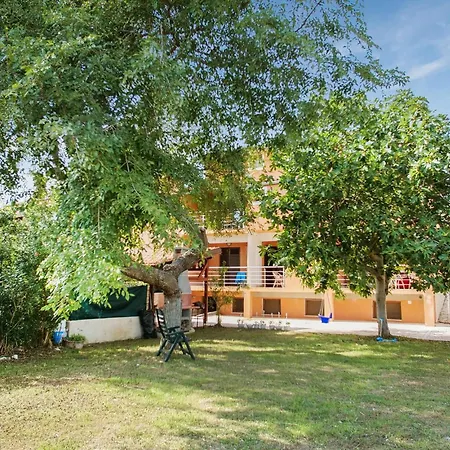 1 Bedroom Stunning In Apartment *