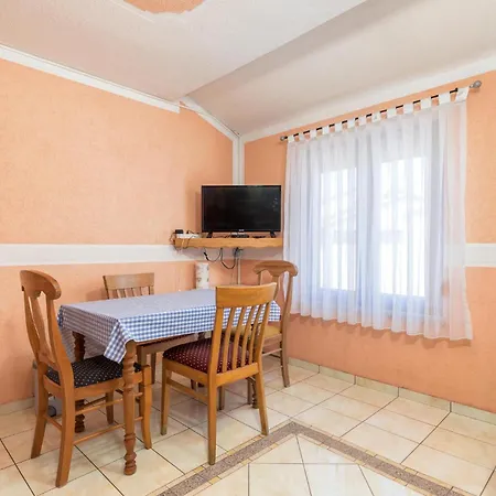 1 Bedroom Stunning In Apartment Fazana