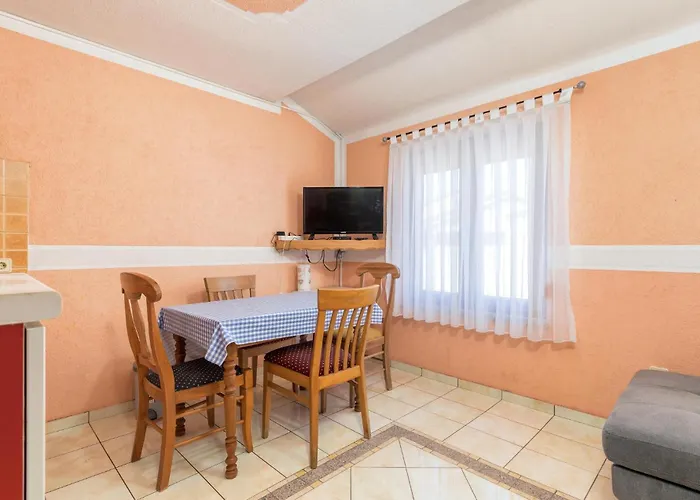 1 Bedroom Stunning In Apartmán Fažana